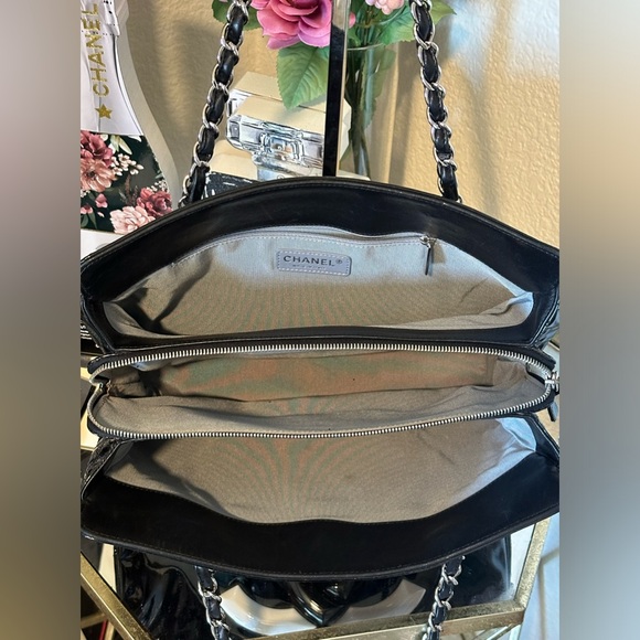 CHANEL black & white authentic CC Lipstick Chain Shoulder Bag patent leather - Picture 6 of 11